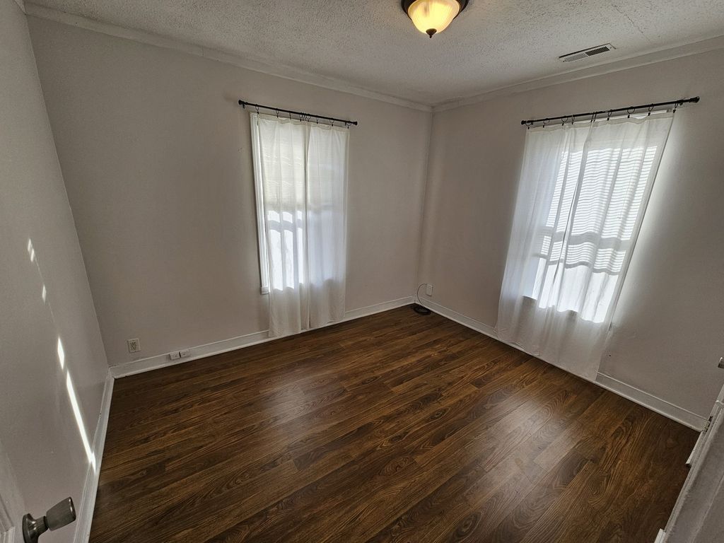 Image 19 of property listing at 820 Airport Road, Mt Vernon, IL 62864