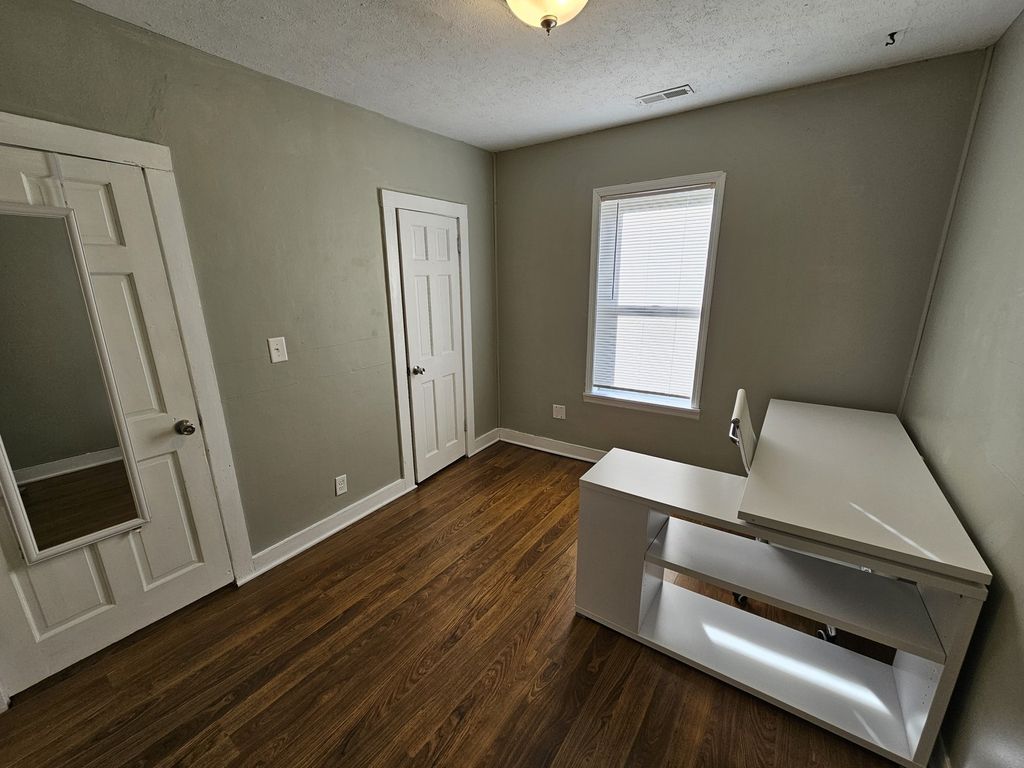 Image 21 of property listing at 820 Airport Road, Mt Vernon, IL 62864