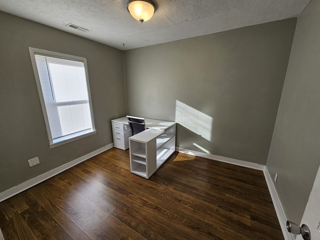 Image 22 of property listing at 820 Airport Road, Mt Vernon, IL 62864