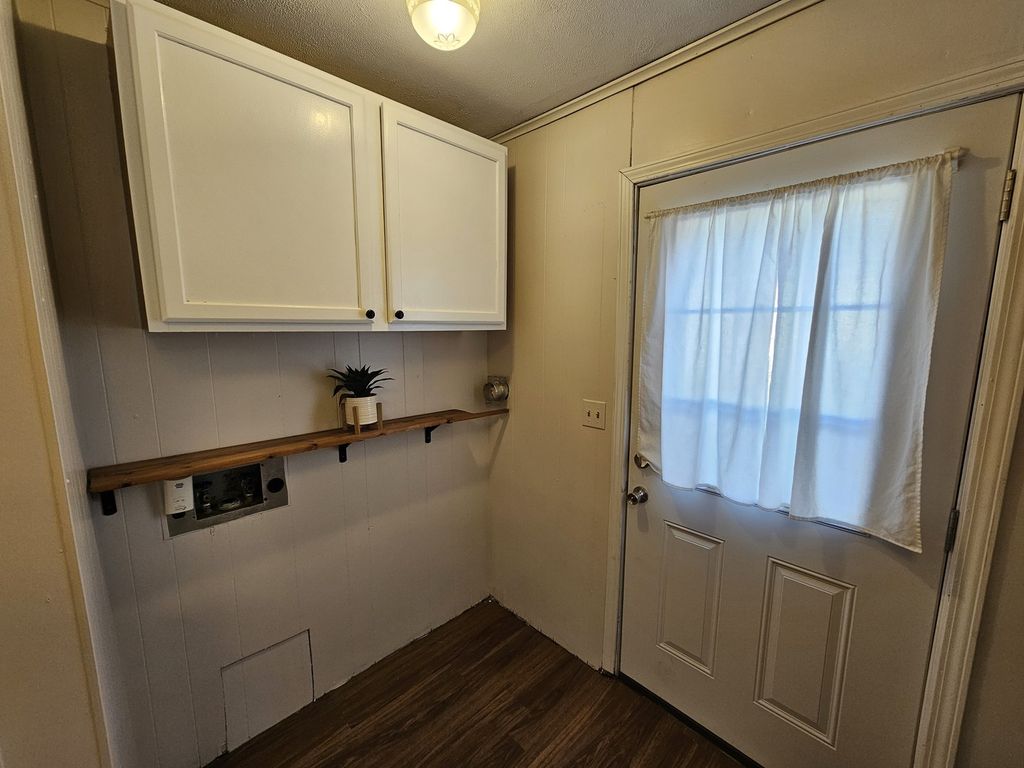 Image 24 of property listing at 820 Airport Road, Mt Vernon, IL 62864