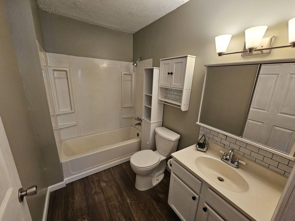 Image 28 of property listing at 820 Airport Road, Mt Vernon, IL 62864