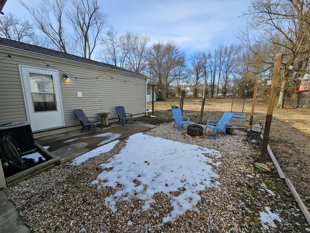 Image 7 of property listing at 820 Airport Road, Mt Vernon, IL 62864