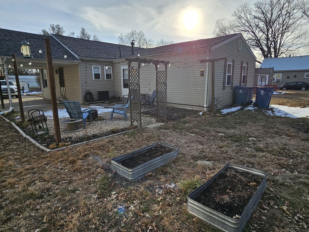 Image 9 of property listing at 820 Airport Road, Mt Vernon, IL 62864