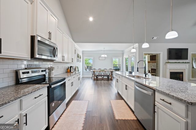 637 Cardigan Drive, Hoschton, GA 30548