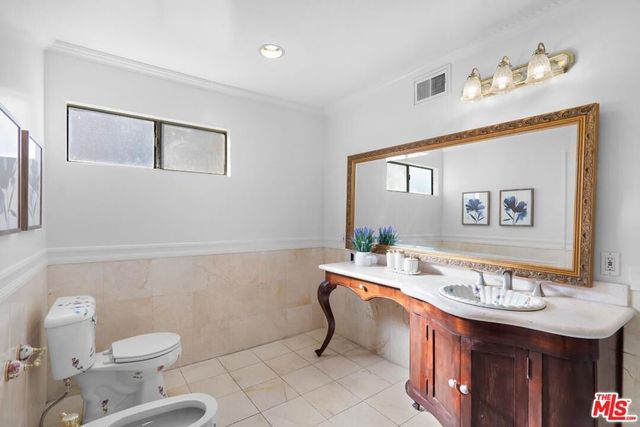 800 S Bronson Avenue, Los Angeles, CA 90005