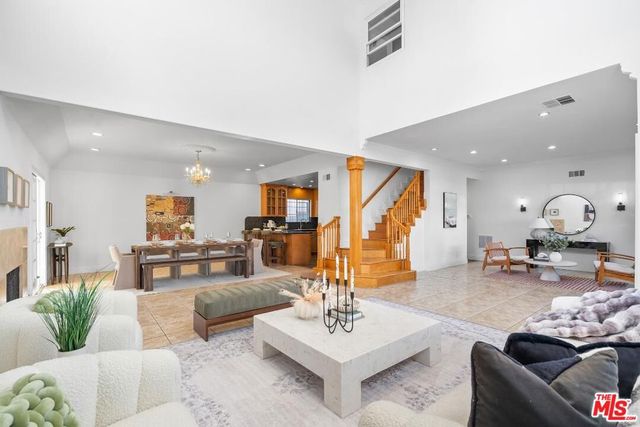 800 S Bronson Avenue, Los Angeles, CA 90005