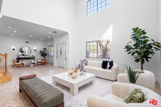 800 S Bronson Avenue, Los Angeles, CA 90005