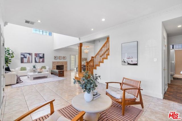 800 S Bronson Avenue, Los Angeles, CA 90005