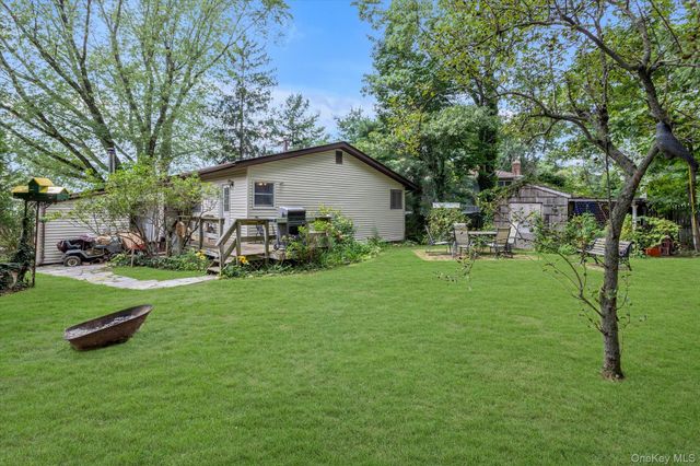 81 Lenore Lane, Farmingville, NY 11738