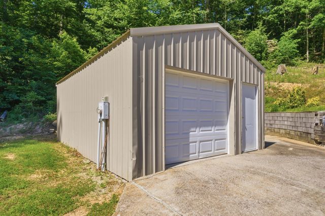 832 Cliffs Edge Road, East Bernstadt, KY 40729