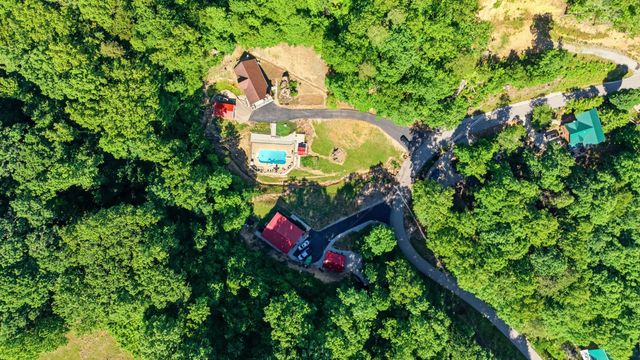 832 Cliffs Edge Road, East Bernstadt, KY 40729