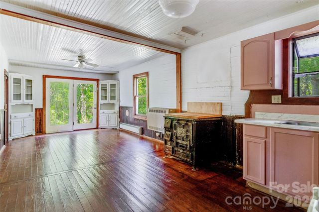 182 Wakti Ridge Road, Saluda, NC 28773