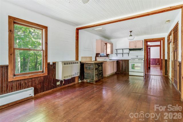 182 Wakti Ridge Road, Saluda, NC 28773