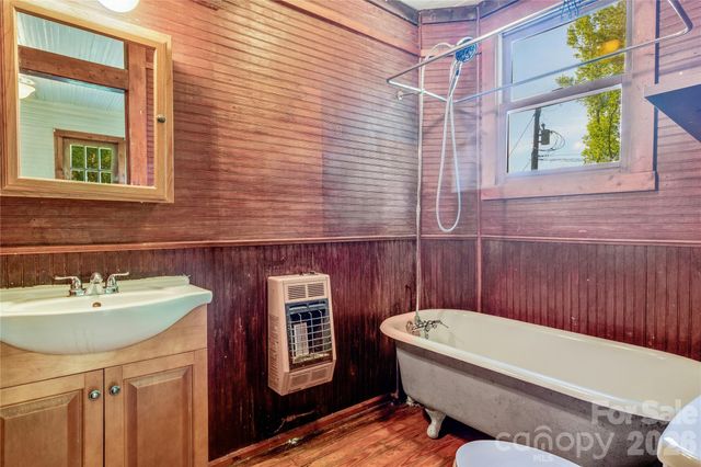 182 Wakti Ridge Road, Saluda, NC 28773