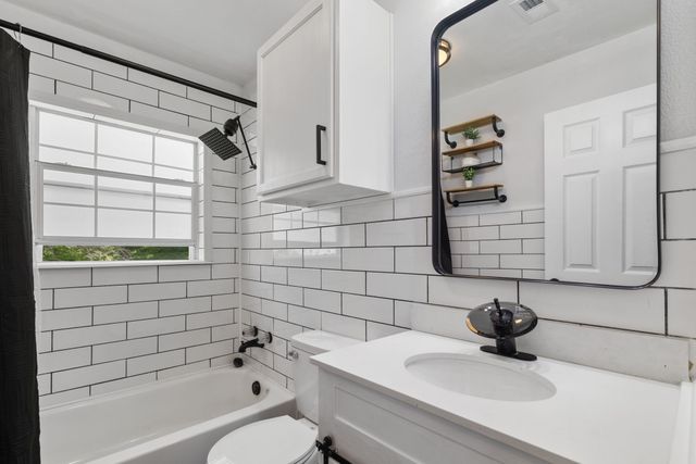 1104 Redbud Street, Denison, TX 75020