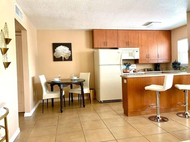 2050 ARLINGTON ST 106, Sarasota, FL 34239