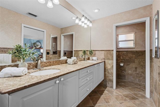 6600 DEERING CIRCLE, Sarasota, FL 34240