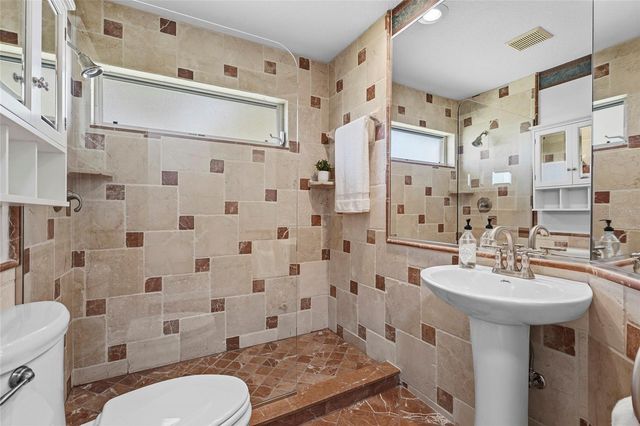 6600 DEERING CIRCLE, Sarasota, FL 34240