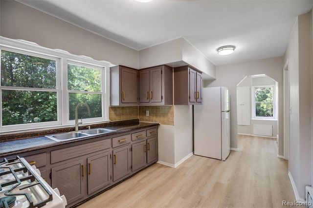44 Orton Avenue, Pontiac, MI 48341