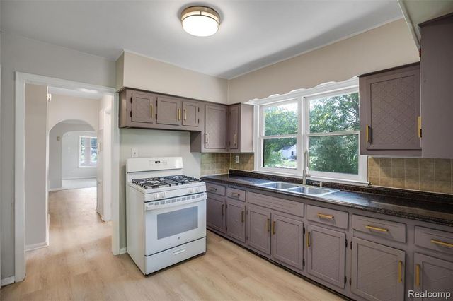 44 Orton Avenue, Pontiac, MI 48341
