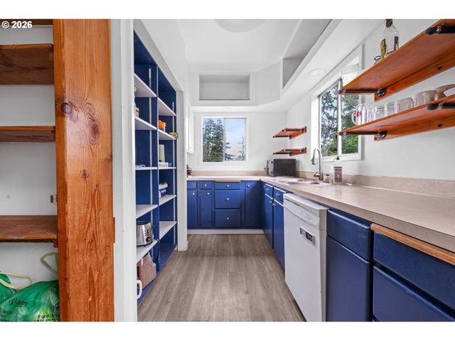4590 LIEF ERIKSON Dr, Astoria, OR 97103