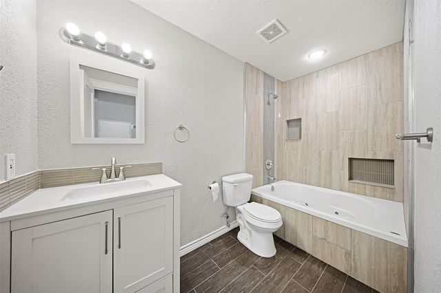 18800 Egret Bay Boulevard 102, Webster, TX 77058