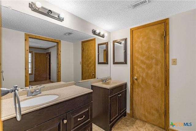 60 Ewing Road, Goliad, TX 77963