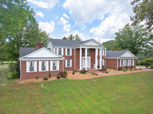 700 Dick Barry Ln, Lexington, TN 38351