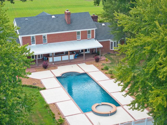 700 Dick Barry Ln, Lexington, TN 38351