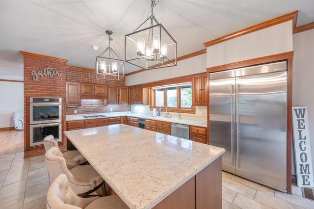 700 Dick Barry Ln, Lexington, TN 38351