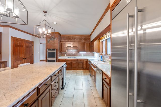 700 Dick Barry Ln, Lexington, TN 38351