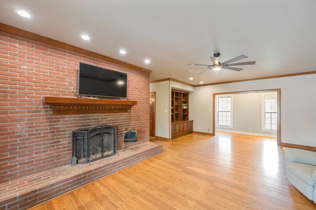 700 Dick Barry Ln, Lexington, TN 38351