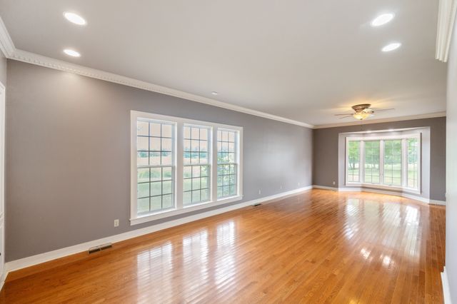 700 Dick Barry Ln, Lexington, TN 38351