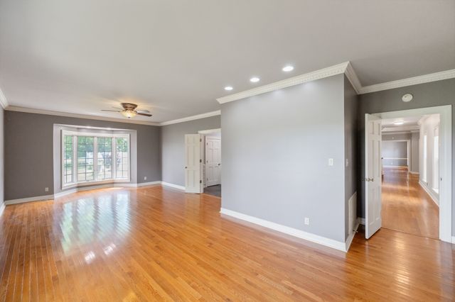 700 Dick Barry Ln, Lexington, TN 38351