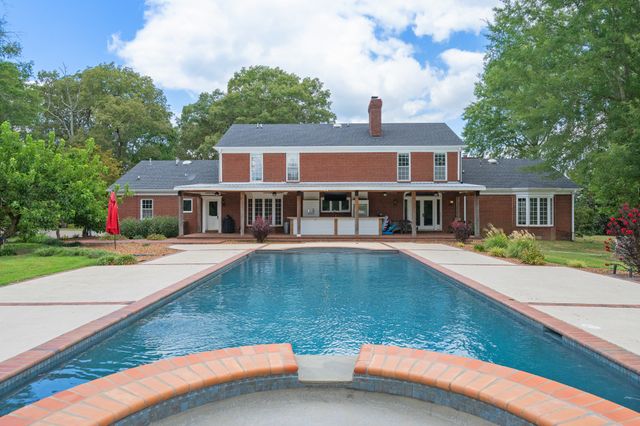 700 Dick Barry Ln, Lexington, TN 38351