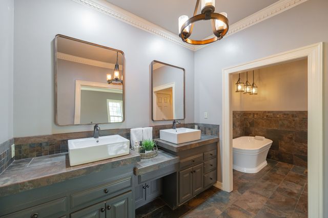 700 Dick Barry Ln, Lexington, TN 38351