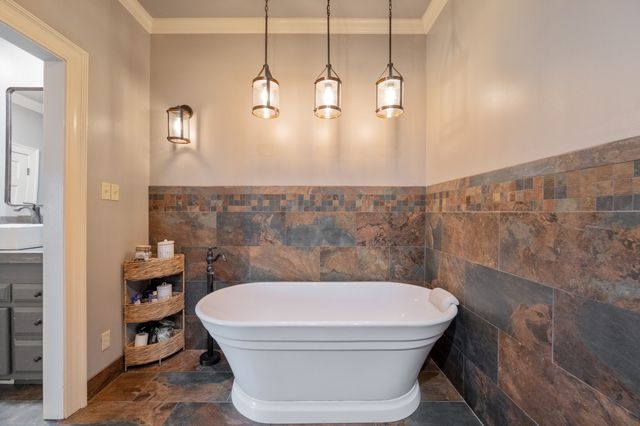 700 Dick Barry Ln, Lexington, TN 38351