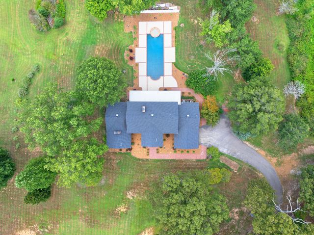 700 Dick Barry Ln, Lexington, TN 38351