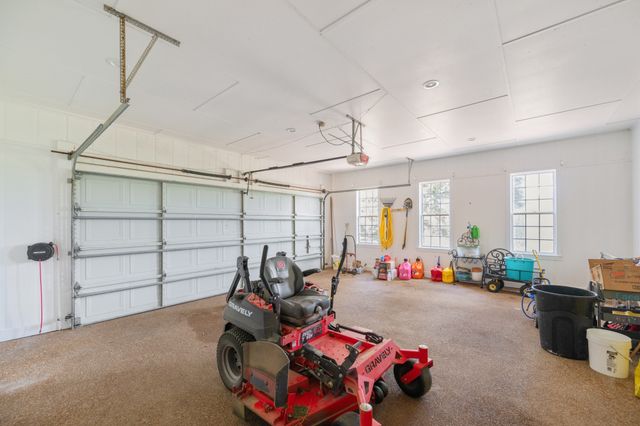 700 Dick Barry Ln, Lexington, TN 38351