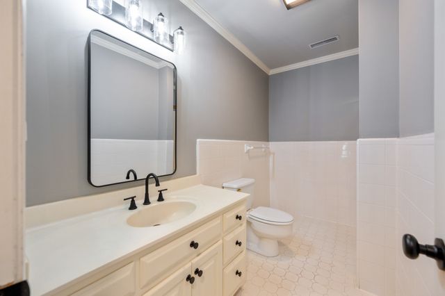 700 Dick Barry Ln, Lexington, TN 38351