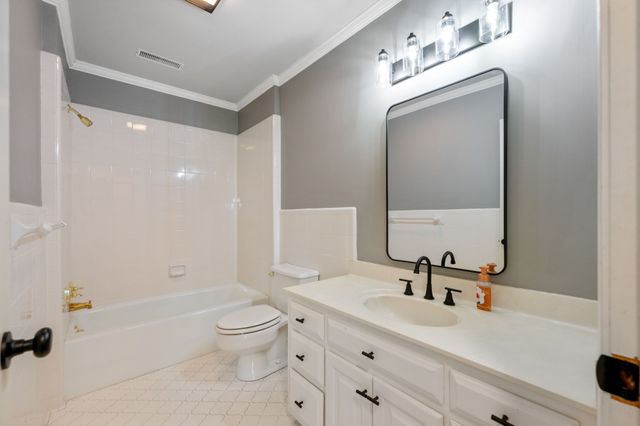 700 Dick Barry Ln, Lexington, TN 38351