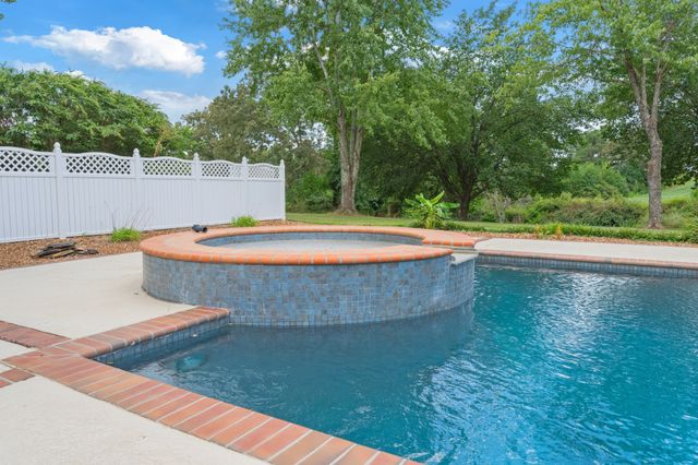 700 Dick Barry Ln, Lexington, TN 38351