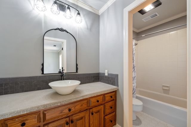 700 Dick Barry Ln, Lexington, TN 38351