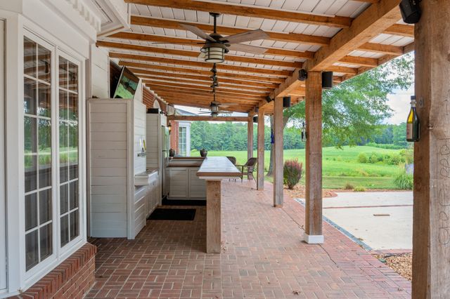 700 Dick Barry Ln, Lexington, TN 38351