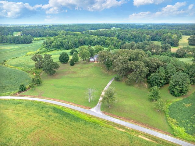 700 Dick Barry Ln, Lexington, TN 38351