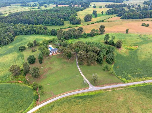 700 Dick Barry Ln, Lexington, TN 38351