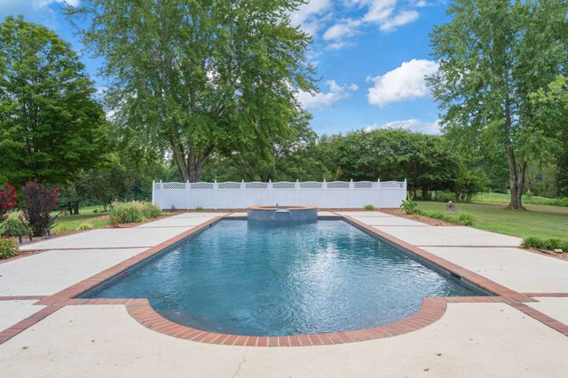 700 Dick Barry Ln, Lexington, TN 38351