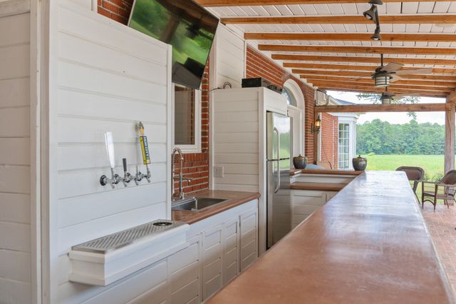 700 Dick Barry Ln, Lexington, TN 38351