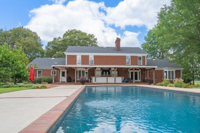 700 Dick Barry Ln, Lexington, TN 38351