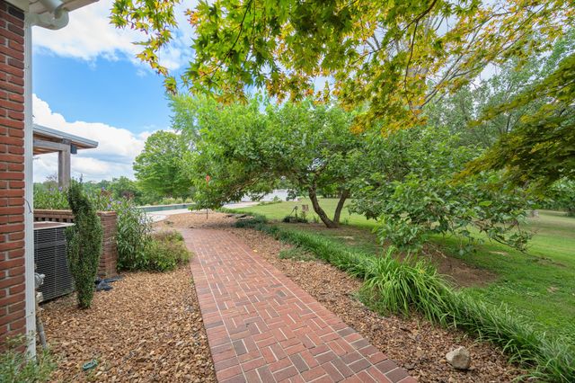 700 Dick Barry Ln, Lexington, TN 38351